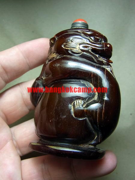 ขวดยานัตถ์ แกะจากเขาสัตว์ รูปสิงโต