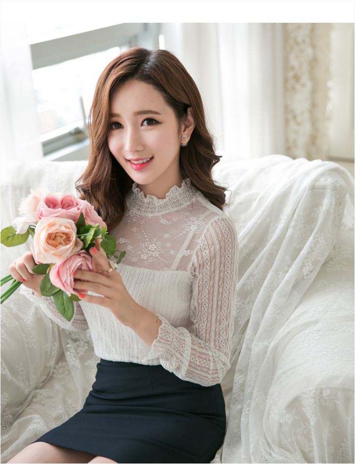 เสื้อทำงานผู้หญิงลูกไม้สีขาว แขนยาว เข้ารูป แนวเรียบร้อย สวย ดูดี