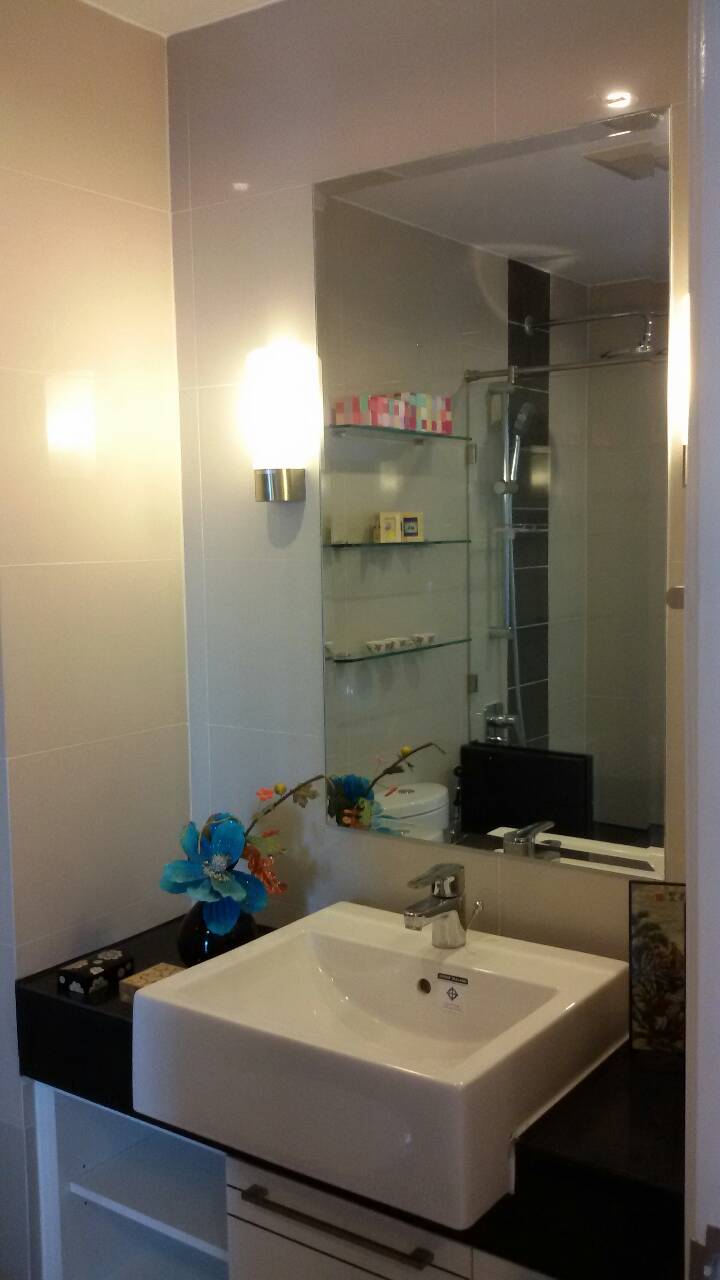 คอนโด Supalai Premier@asoke ให้เช่า ห้องสตูดิโอ ราคา 17000 / เดือน พื้นที่ 35 ตร.ม ชั้น 26 พร้อมเฟอร์ คอนโดอยู่ใกล้ MRT เพชรบุรี เพียง 150 เมตร ใกล้ BTS อโศก และ Airport Rail Link.