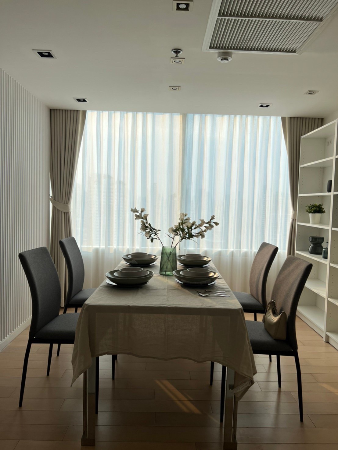 ขายคอนโด Eight Thonglor Residence (เอท ทองหล่อ เรสซิเดนซ์ ) ลักษณะห้อง - ขายคอนโดชั้น 23 วิวสระว่ายน้ำ ราคา 22 ล้าน