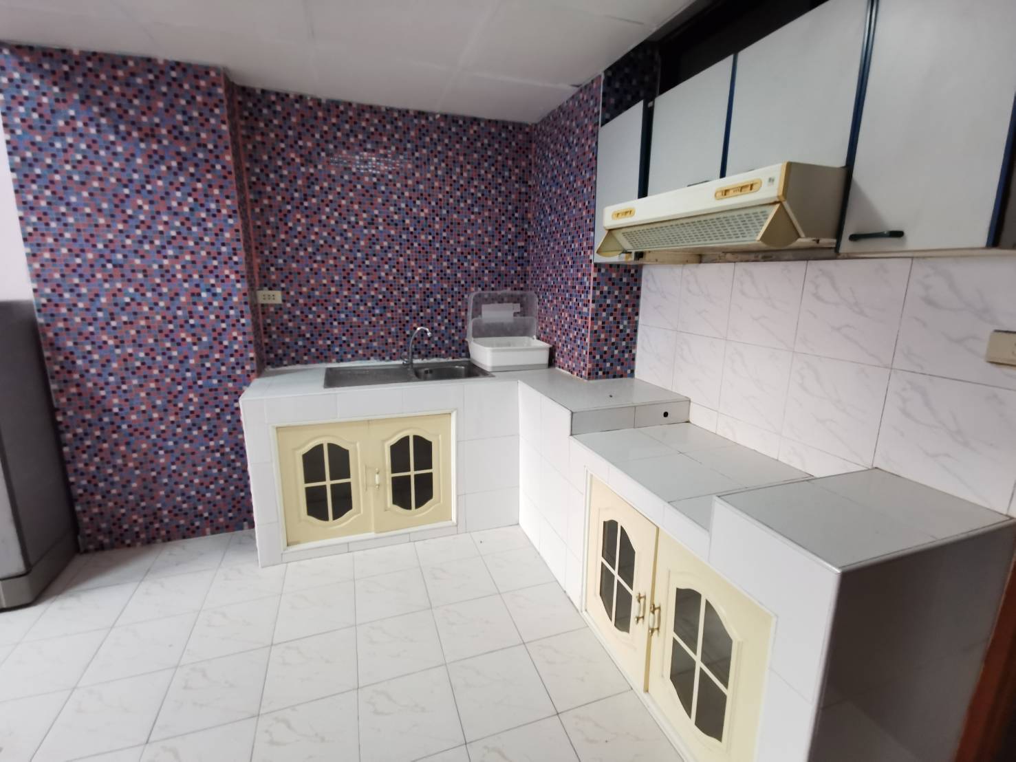 ให้เช่าคอนโด Ruenrudee Condominium (รื่นฤดี คอนโดมิเนียม) 1 ห้องนอน 1 ห้องน้ำ 1 ครัว 1 ห้องนั่งเล่น ขนาด 44 ตรม.