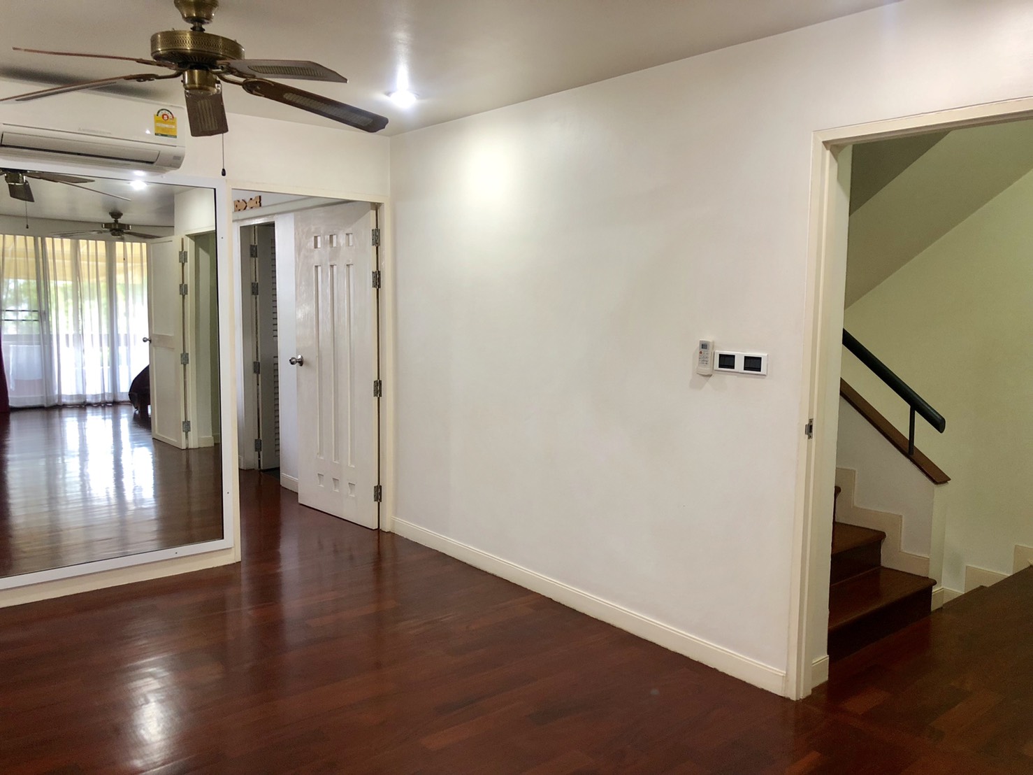 ขาย / เช่าบ้านทาวน์เฮ้าส์ ที่หมู่บ้านโฮมเพลส สุขุมวิท71 Moo Baan Home Place 4 ชั้น 4 ห้องนอน 4 ห้องน้ำ