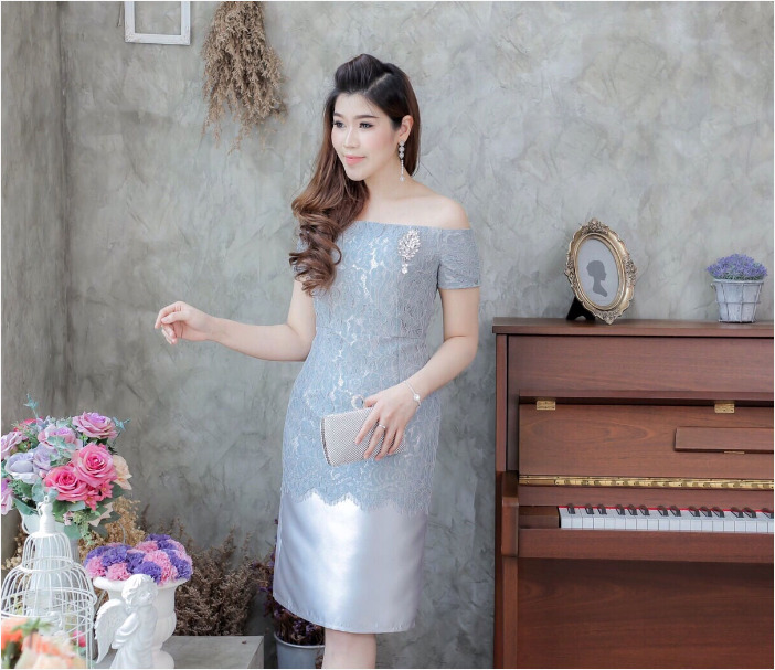 แฟชั่นชุดเดรสออกงาน/ชุดไปงานแต่งงานสีเทา เดรสสั้นเปิดไหล่ เข้ารูป แต่งลูกไม้ แนวเรียบหรู สวยสง่า ดูดี