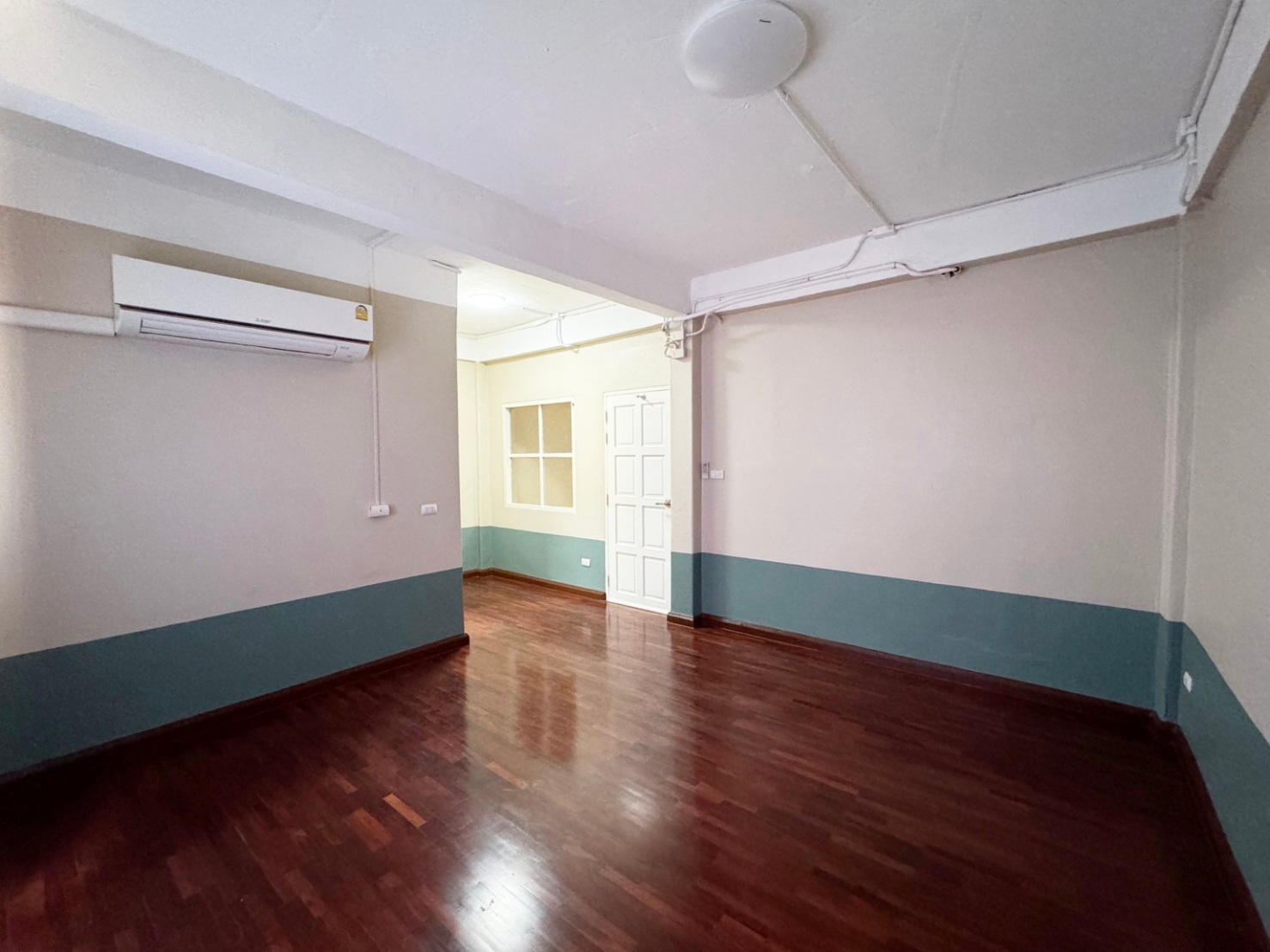 ขาย / ให้เช่าทาวน์เฮ้าส์ 4 ชั้น เนื้อที่ 31.5 ตร.วา พื้นที่ใช้สอยกว่า 300 ตร.เมตร หมู่บ้านวราธรวิลล์ พัฒนาการ 44 พร้อมอยู่