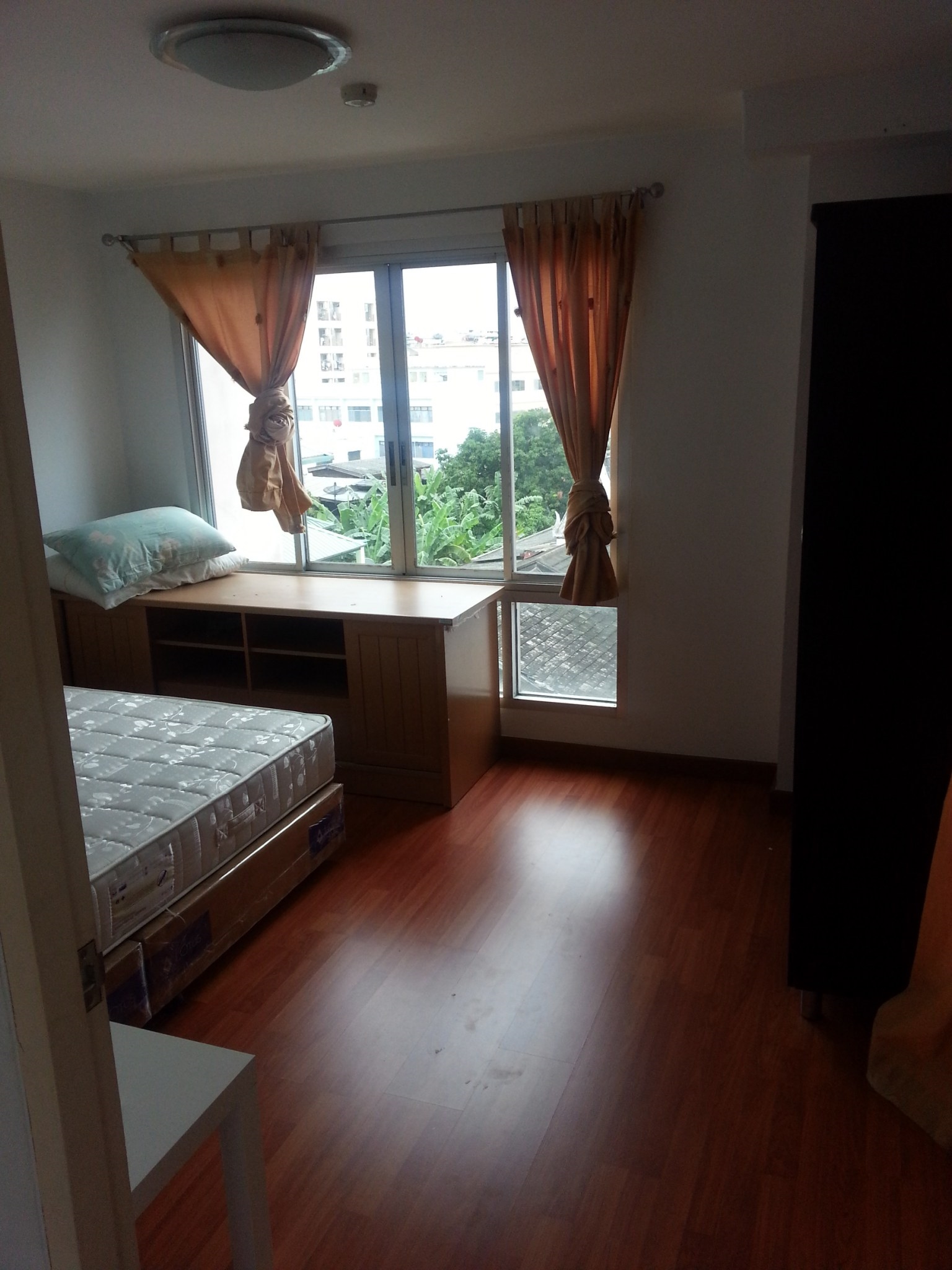 ขายคอนโด ชาโตว์ อินทาวน์ รัชดา 13 (Condo Chateau In Town Ratchada 13) ขนาด 41 sqm. 1 Bedroom. ชั้น 5 ห้องมุมวิวโล่งด้านหลังโครงการ ขายพร้อมเฟอร์นิเจอร์ครบ