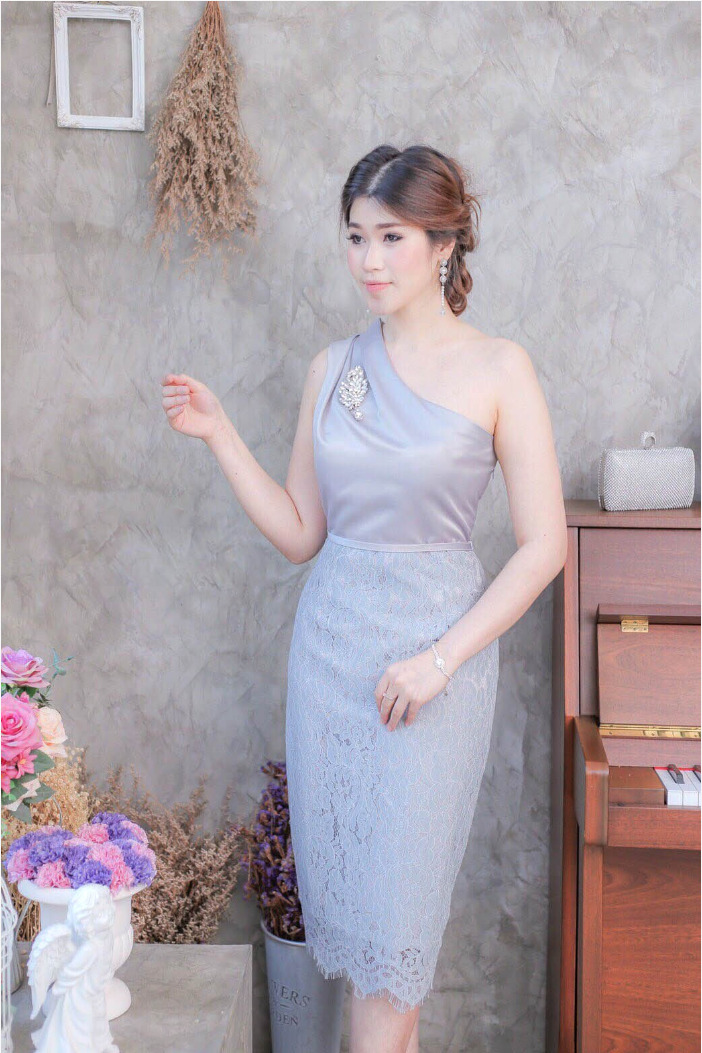 ชุดออกงาน/ชุดไปงานแต่งงานสีเทา ไหล่เฉียง ทรงเข้ารูป แนวเรียบหรู สวยสง่า