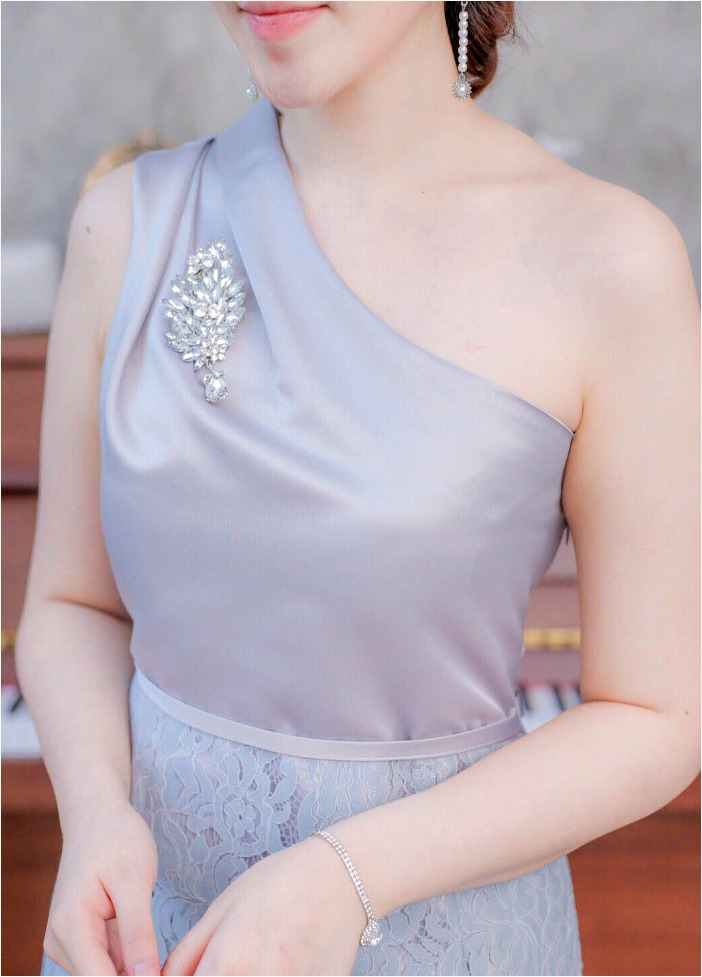 ชุดออกงาน/ชุดไปงานแต่งงานสีเทา ไหล่เฉียง ทรงเข้ารูป แนวเรียบหรู สวยสง่า