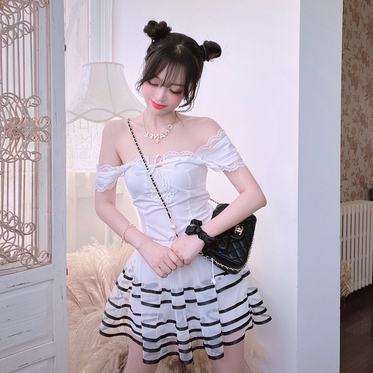 Summer Joy : พรีออเดอร์ ชุดแฟชั่นสไตล์หวาน เสื้อแขนกุดเปิดไหล่ มีให้เลือก 2สี และ กระโปรงแต่งลายเส้นสีดำ แบรนด์แท้