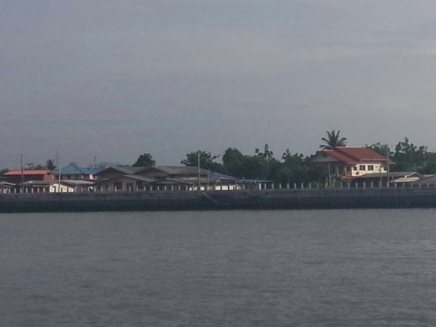 ขายที่ดินติดแม่น้ำเจ้าพระยา เนื้อที่ 4 ไร่ ส่วนเกินที่เป็นกรรมสิทธ์ที่ยื่นในน้ำ 2 ไร่ หน้ากว้างด้านแม่น้ำ 40 เมตร ลึก 150 เมตร