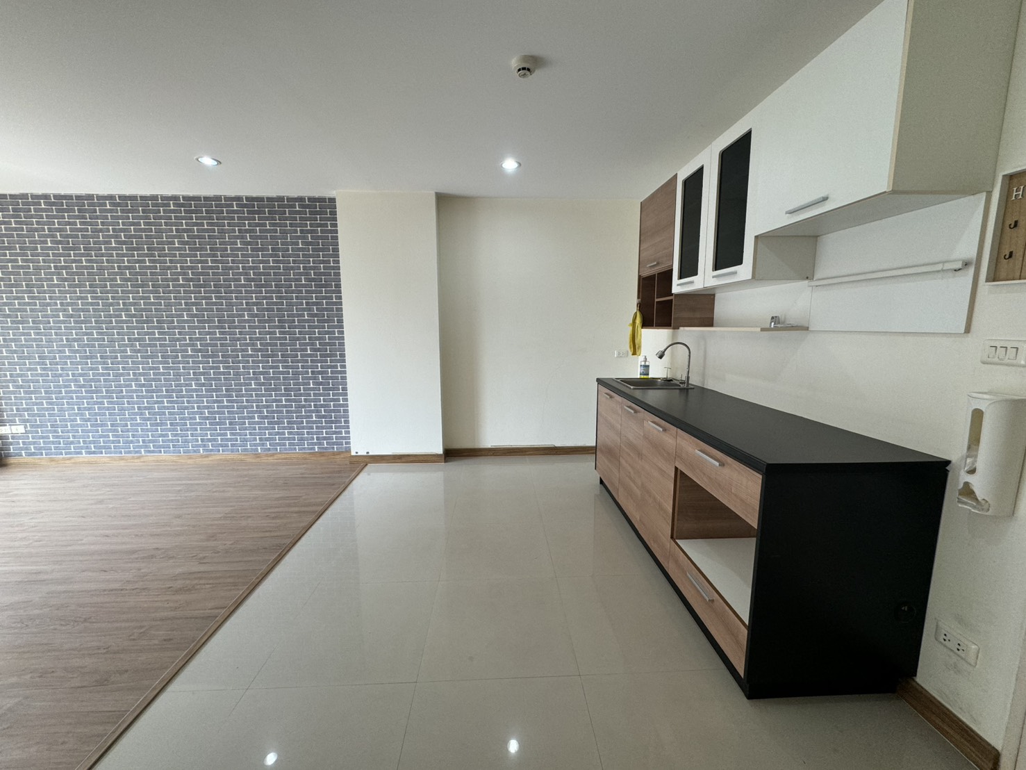 รหัสทรัพย์ 53645 ขายถูกพื้นที่ 62 ตร.ม. ราคา 2,100,000 บาท คอนโด The Trend ซอย คู้บอน 16/1 ถนนคู้บอน โครงการเดอะ เทรนด์ คอนโดทาวน์ (The Trend Condo town)