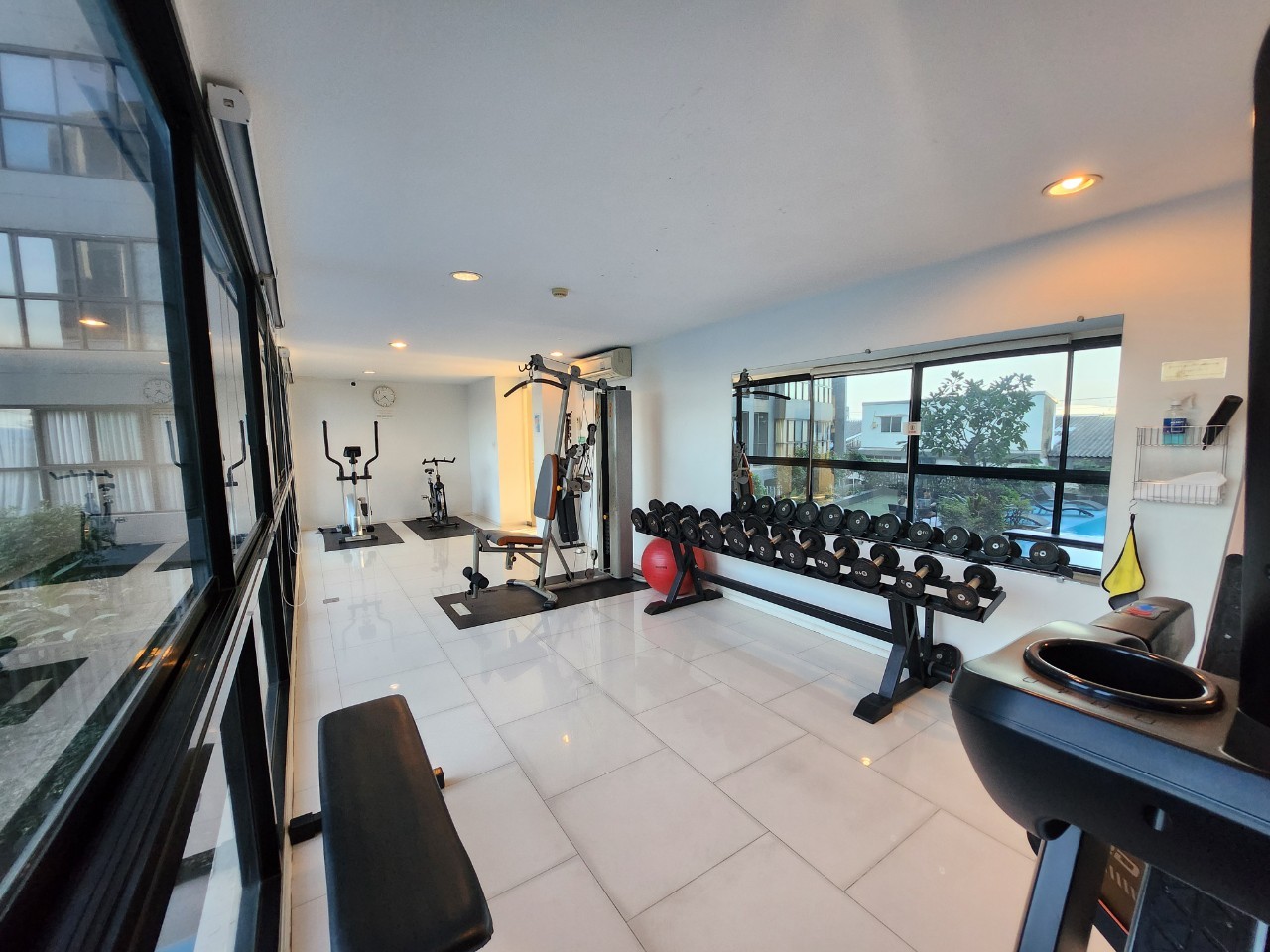 ขายคอนโด The Green Condo 3 เดอะ กรีน คอนโด 3 เฟส : 3 ชั้น: 7 แบบ 1 ห้องนอน 1 ห้องน้ำ 1 ห้องนั่งเล่นและ 1 ห้องครัว ขนาด 31.5 ตารางเมตร