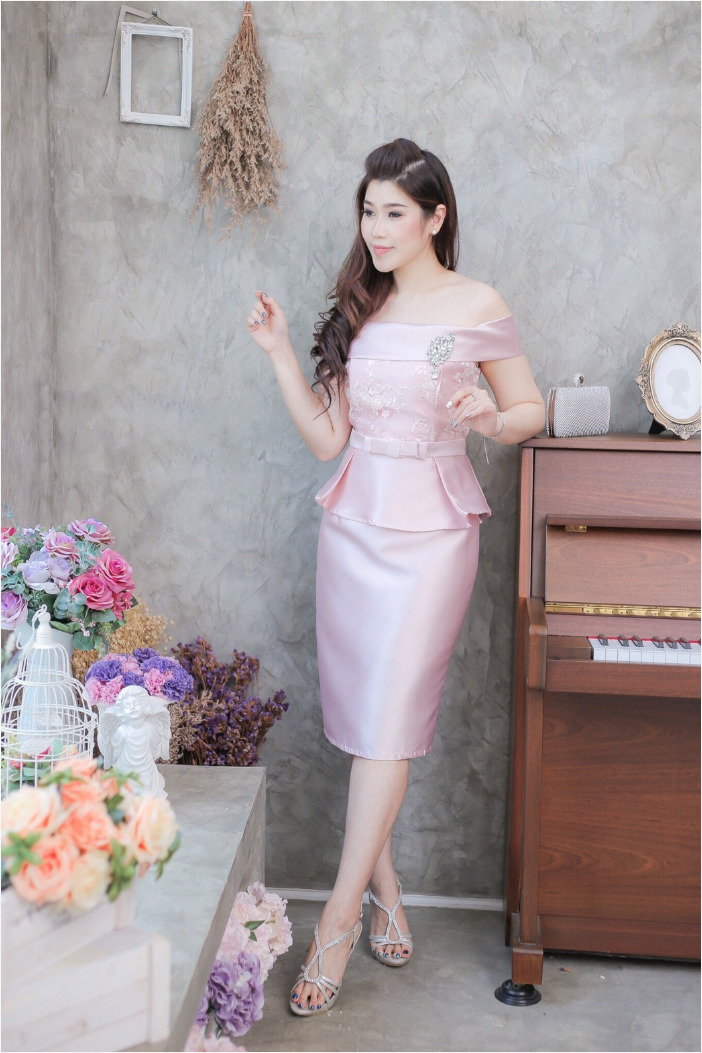ชุดออกงาน/ชุดไปงานแต่งงานสีชมพู เปิดไหล่ ทรงเข้ารูป ลุคเรียบหรู สวยสง่า