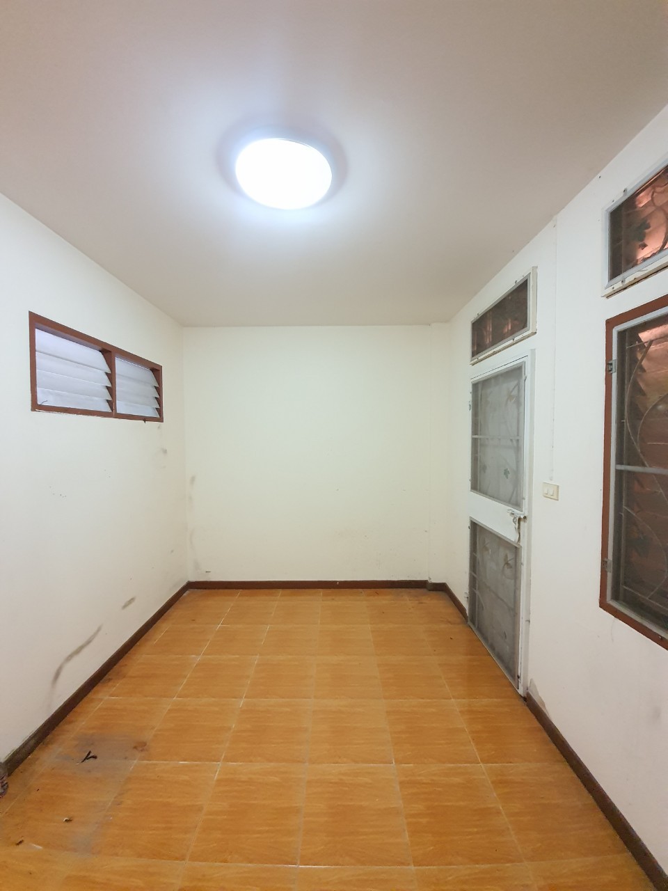 ให้เช่าทาวน์เฮ้าส์ 2 ชั้น หมู่บ้านกานต์มณีพาร์ค บางกรวย - ไทรน้อย 2 ห้องนอน 2 ห้องน้ำ 1 จอด (ในหมู่บ้านมีคลับเฮ้าส์ ให้บริการ)