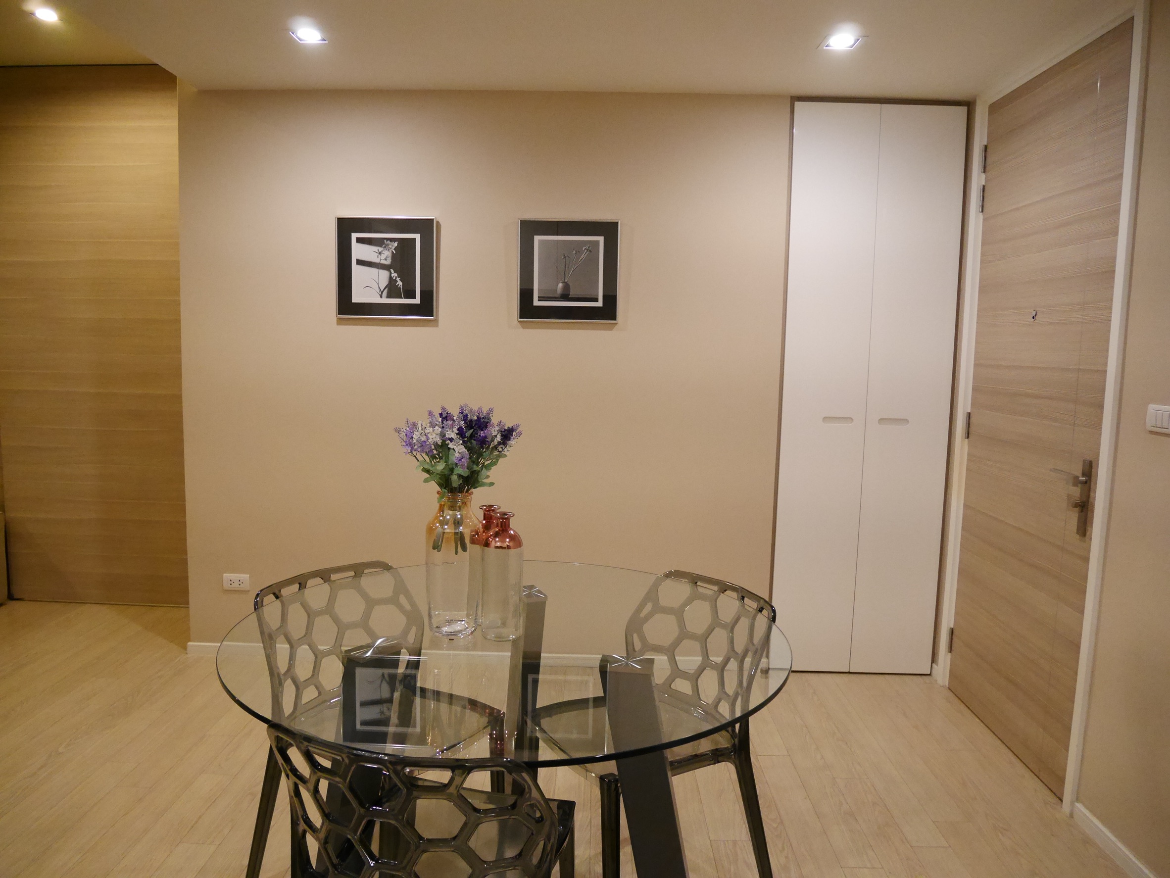 ห้เช่าคอนโด The Room Sukhumvit 21 (เดอะ รูม สุขุมวิท 21 อโศก ) 1 ห้องนอน 1 ห้องน้ำ ขนาด 50 ตรม