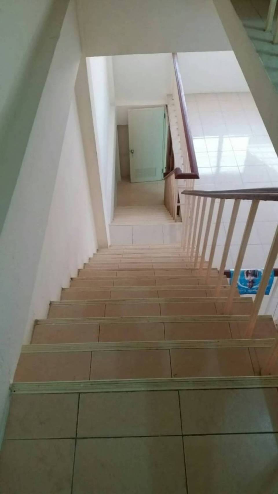 ขายตึกแถว 2 ชั้นครึ่ง พร้อมคนเช่า ที่ดิน 16 ตรว ค้าขายได้ จอดรถหน้าร้านได้ ถนน บ้านบน เนินพยอม