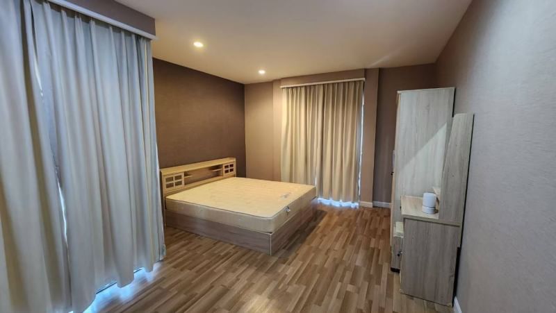 ให้เช่า บ้านเดี่ยว 3 ชั้นหรู ใหญ่ หมู่บ้าน ลุมพินี สวนหลวงร 9 ซอยเฉลิมพระเกียรติ 40/1 หนองบอน ประเวศ กรุงเทพ ห้องนอนใหญ่มาก