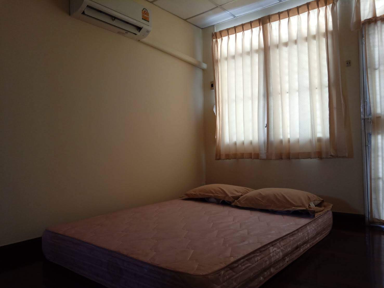 ให้เช่าทาวน์เฮ้าส์ 2 ชั้น หัวมุมถนน อยู่ในหมู่บ้าน กาญจนา ซอย จ่าบัน ศรีราชา 4 ห้องนอน 35,000 /ต่อเดือน