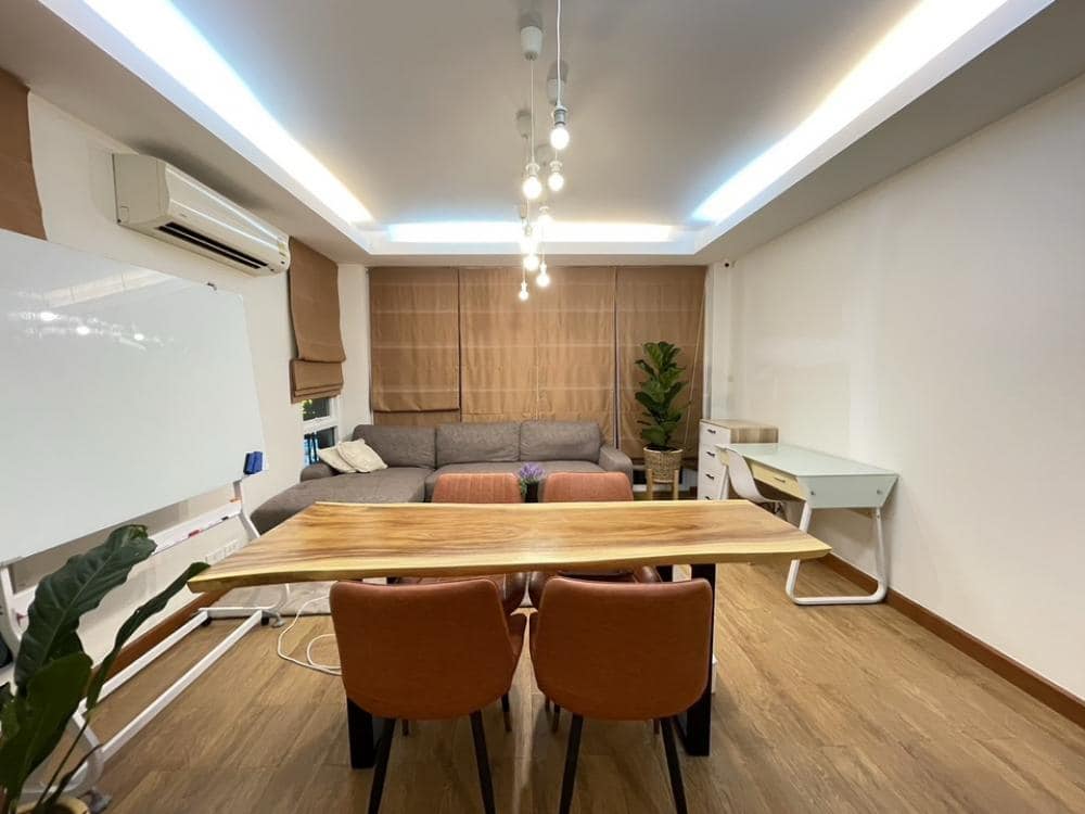 ให้เช่า ทาวน์เฮ้าส์ 3 ชั้น + ดาดฟ้า ใกล้ MRT รัชดาภิเษก ทำเลใจกลางรัชดา เดินเพียง 5 นาทีถึง MRT รัชดาภิเษก