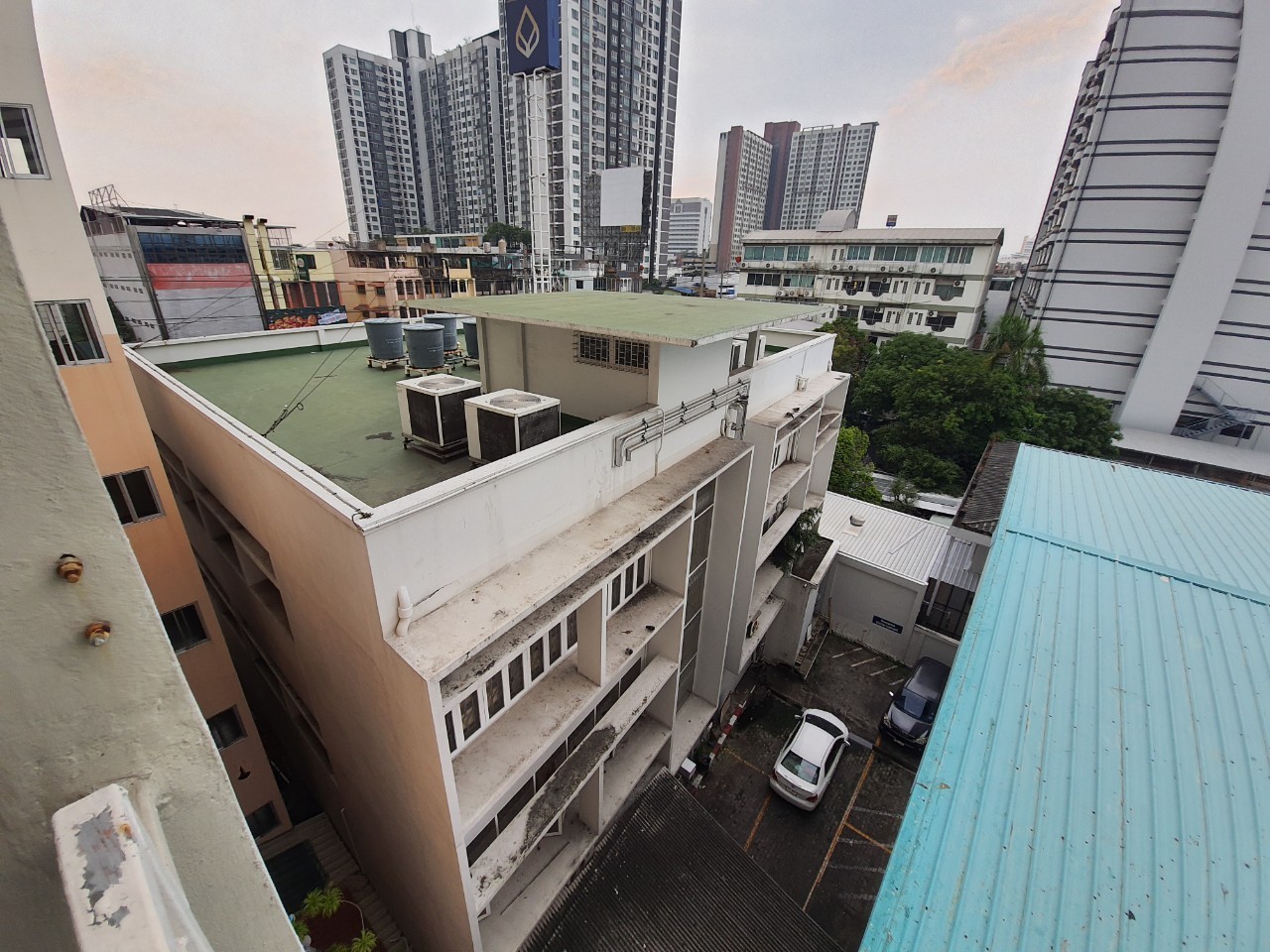 ให้เช่า คอนโดติดถนนพระราม 4 ห่างBTSเอกมัย 900เมตร Baan Kluai Nam Thai (บ้านกล้วยน้ำไท) ห้องสตูดิโอ 1 ห้องน้ำ