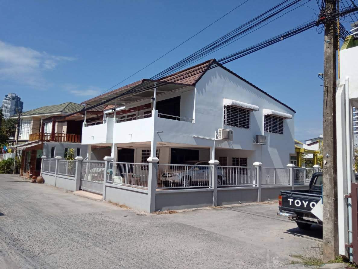 ให้เช่าทาวน์เฮ้าส์ 2 ชั้น หัวมุมถนน อยู่ในหมู่บ้าน กาญจนา ซอย จ่าบัน ศรีราชา 4 ห้องนอน 35,000 /ต่อเดือน