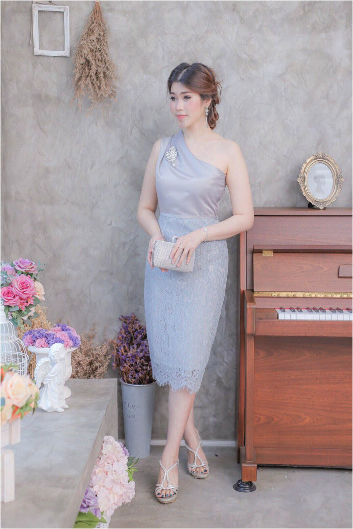 ชุดออกงาน/ชุดไปงานแต่งงานสีเทา ไหล่เฉียง ทรงเข้ารูป แนวเรียบหรู สวยสง่า