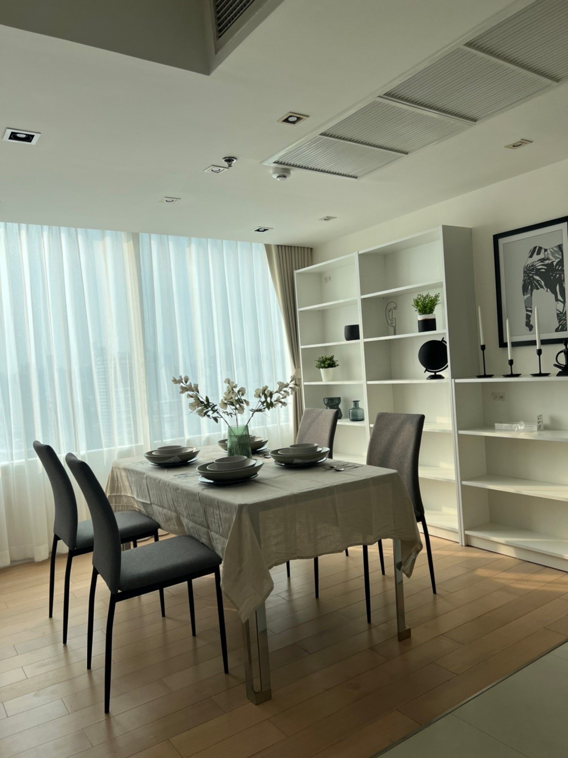 ขายคอนโด Eight Thonglor Residence (เอท ทองหล่อ เรสซิเดนซ์ ) ลักษณะห้อง - ขายคอนโดชั้น 23 วิวสระว่ายน้ำ ราคา 22 ล้าน