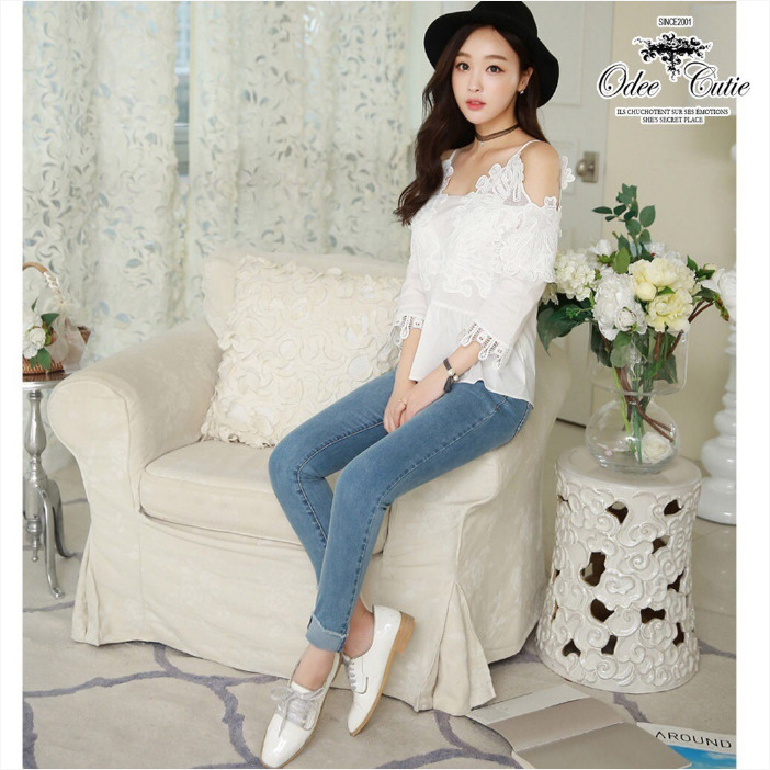 เสื้อลูกไม้สีขาว สายเดี่ยว ไหล่เว้า สวยเก๋ น่ารัก ดูดี