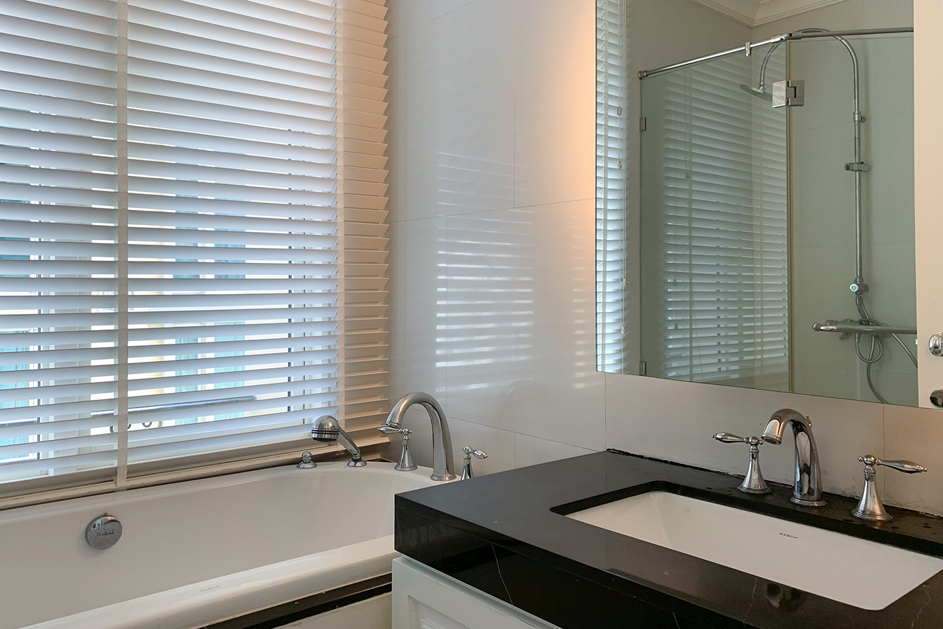 ให้เช่าคอนโด Royce Private Residences (รอย์ช ไพรเวท เรสซิเดนซ์ส) 2 ห้องนอน 2 ห้องน้ำ ขนาด 111.33 ตรม