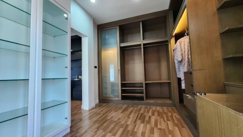 ขาย / ให้เช่าบ้านเดียว บ้านหรูใหญ่ 3 ชั้น หมู่บ้าน ลุมพินี สวนหลวง ร.9 ให้เช่า 160,000 บาท