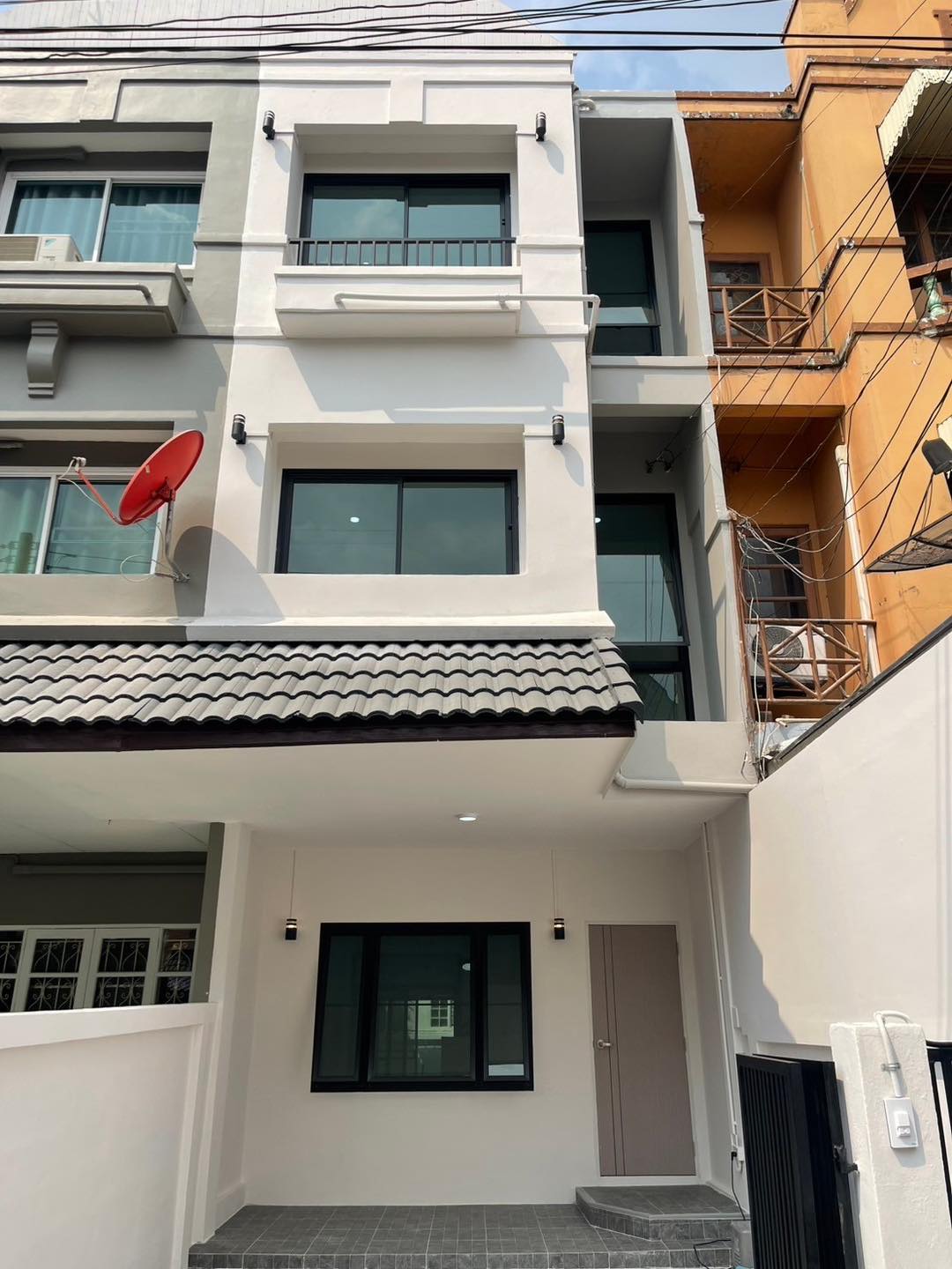 ขายทาวน์โฮม 3 ชั้น โครงการหมู่บ้านลัลลี่วิลล์ ลำลูกกา-คลอง 1 ราคาเพียง 2,290,000 บาท ฟรีโอน