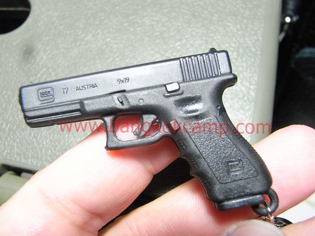 พวงกุญแจ ยี่ห้อปืน กล๊อก Glock (Limited Edition รุ่นแรก รุ่นนี้เลิกผลิตแล้ว) วัสดุโพลีเมอร์(วัสดุเดียวกับที่ทำปืน GLOCK) Made in Austria ....ใหม่ แท้