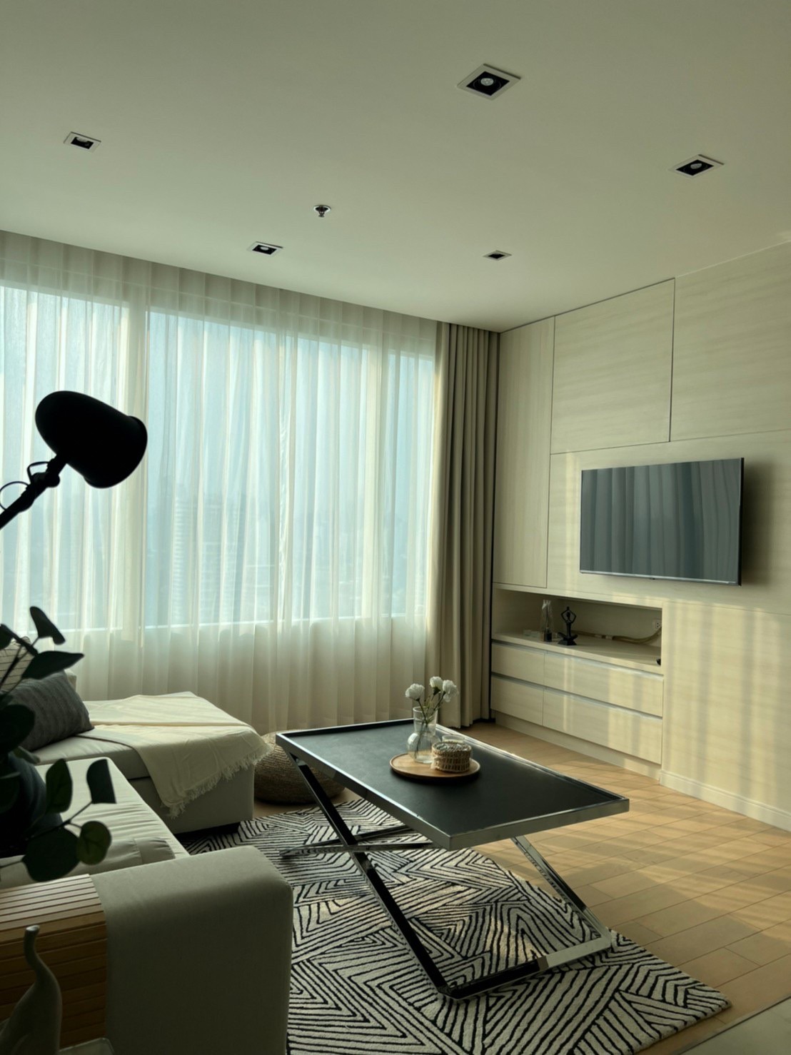 ขายคอนโด Eight Thonglor Residence (เอท ทองหล่อ เรสซิเดนซ์ ) ลักษณะห้อง - ขายคอนโดชั้น 23 วิวสระว่ายน้ำ ราคา 22 ล้าน