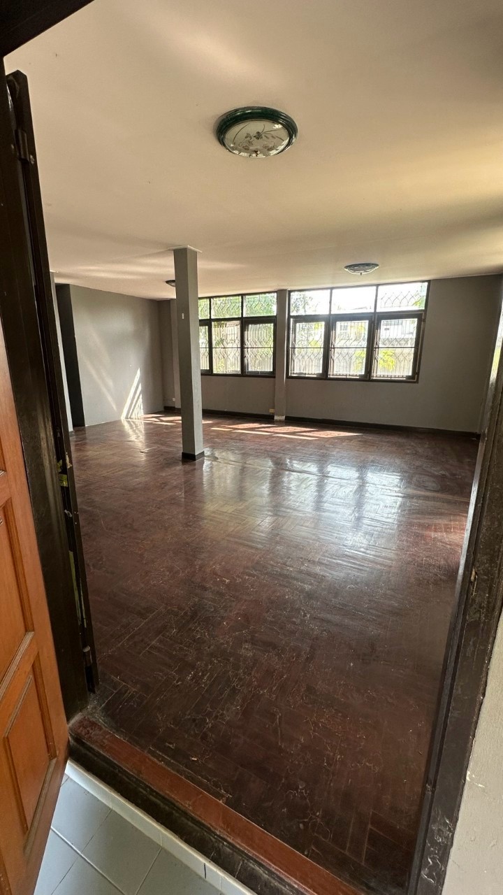 ให้เช่าบ้านเดี่ยว 2 ชั้น ซอยลาดพร้าว 1 แยก 25 มี 5 ห้องนอน 3 ห้องน้ำ 1 ห้องครัว 1 ห้องรับแขก นอกบ้านมีห้องเก็บของ