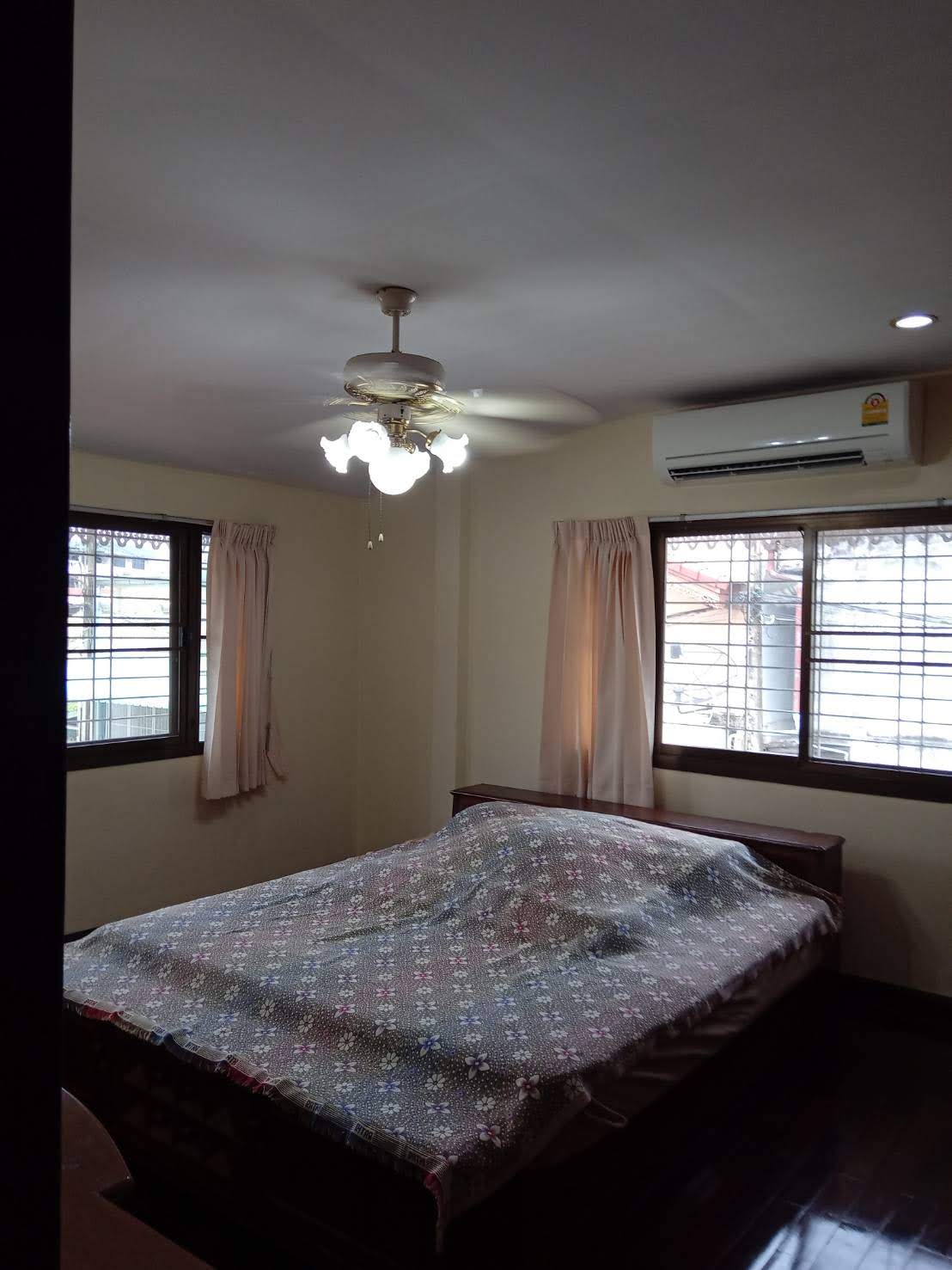 ให้เช่าทาวน์เฮ้าส์ 2 ชั้น หัวมุมถนน อยู่ในหมู่บ้าน กาญจนา ซอย จ่าบัน ศรีราชา 4 ห้องนอน 35,000 /ต่อเดือน