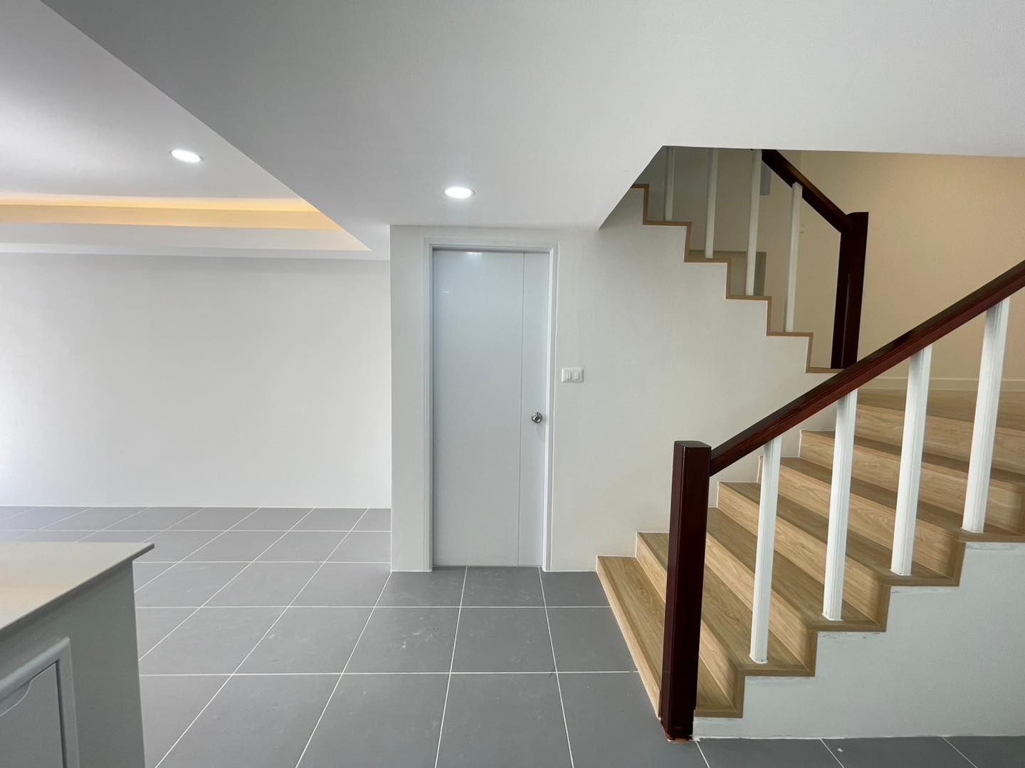 ด่วน! ทาวน์โฮม 3 ชั้น ติวานนท์ 43 ใกล้ MRT สามัคคี ✨ รีโนเวทใหม่หมดจด! ราคาพิเศษ ฿3.99 ล้าน