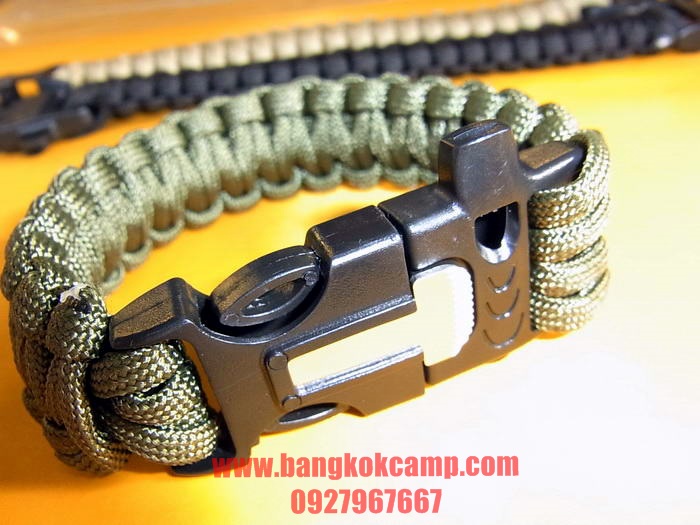 สายรัดข้อมือ (สีเขียว) Survival 550 PARACORD BRACELET ถักจากเชือกพาราคอด PARACORD550 รุ่นใหม่มีแท่งจุดไฟ+นกหวีด สีเขียว