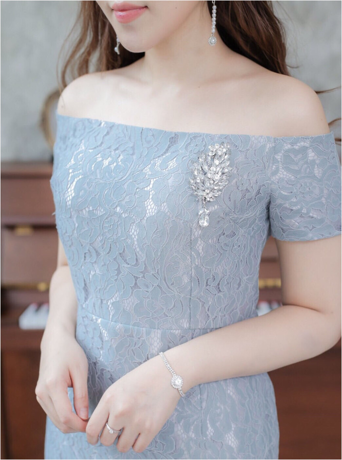 แฟชั่นชุดเดรสออกงาน/ชุดไปงานแต่งงานสีเทา เดรสสั้นเปิดไหล่ เข้ารูป แต่งลูกไม้ แนวเรียบหรู สวยสง่า ดูดี