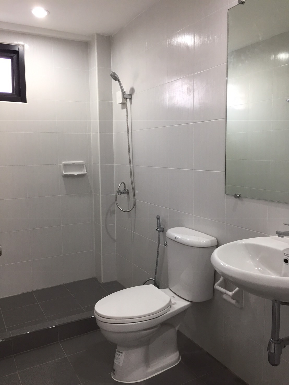 ให้เช่าตึกแถว ติดถนนอ่อนนุช 4 ชั้น ปากซอยอ่อนนุช 47 ค่าเช่า 35,000 บาท / เดือน