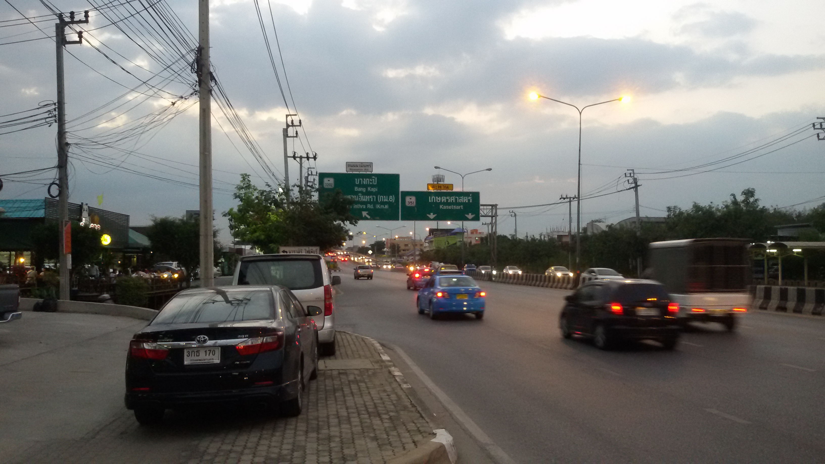 ขายตึกแถวอาคารพาณิชย์ 5 ชั้น ห้องมุม ชั้นลอยต่อเติมเต็มพื้นที่ มีชั้นใต้ดิน หน้ากว้าง 6 เมตร ตัวตึกติดถนนใหญ่