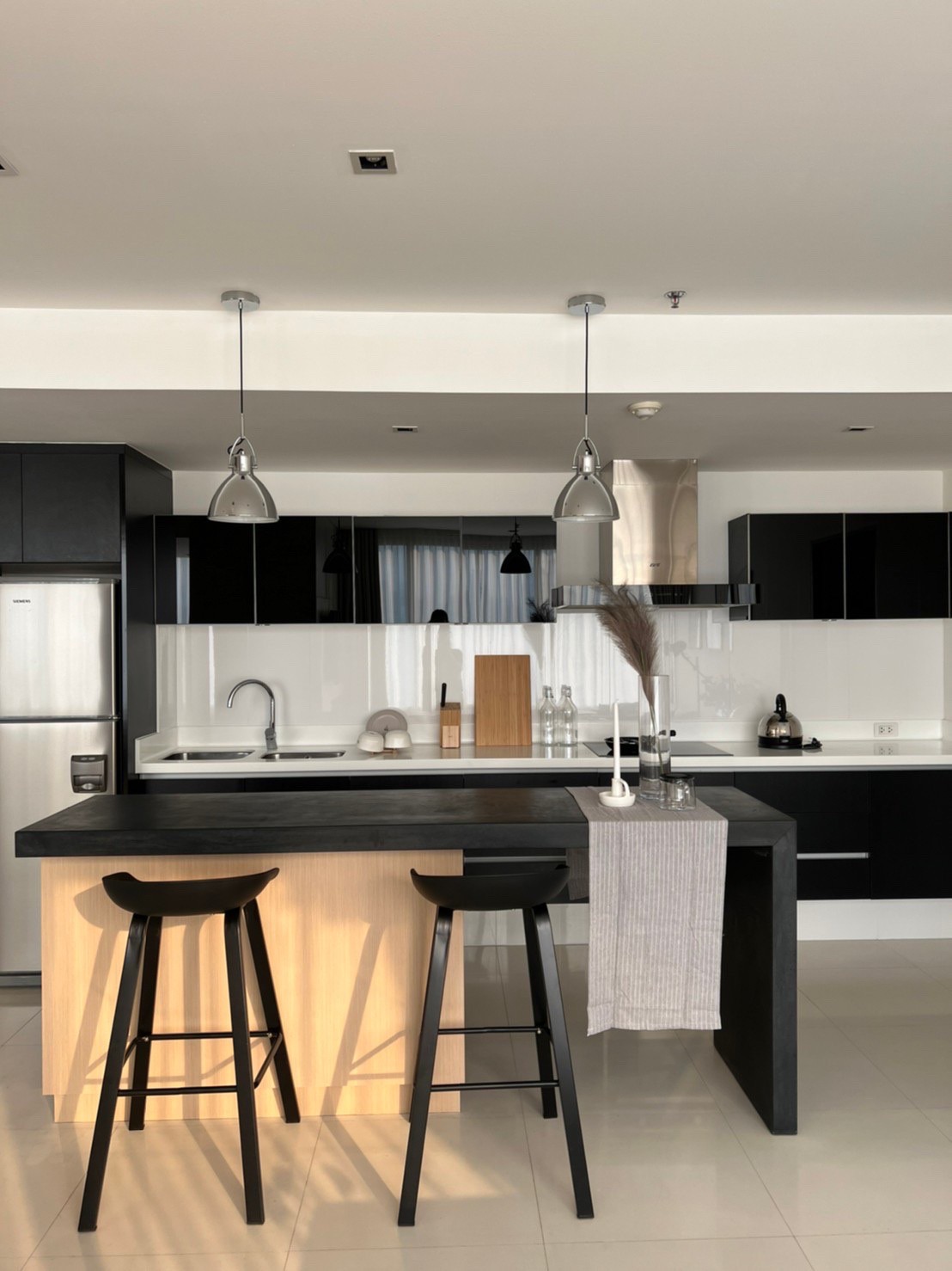 ขายคอนโด Eight Thonglor Residence (เอท ทองหล่อ เรสซิเดนซ์ ) ลักษณะห้อง - ขายคอนโดชั้น 23 วิวสระว่ายน้ำ ราคา 22 ล้าน