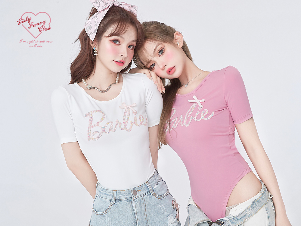 Girly Fancy Club : พรีออเดอร์ เสื้อยืดแบบบอดี้สูทปักข้อความผ้าทวิต ด้านหลังผ่าลึก แบบสวย มีให้เลือก 2สี แบรนด์แท้