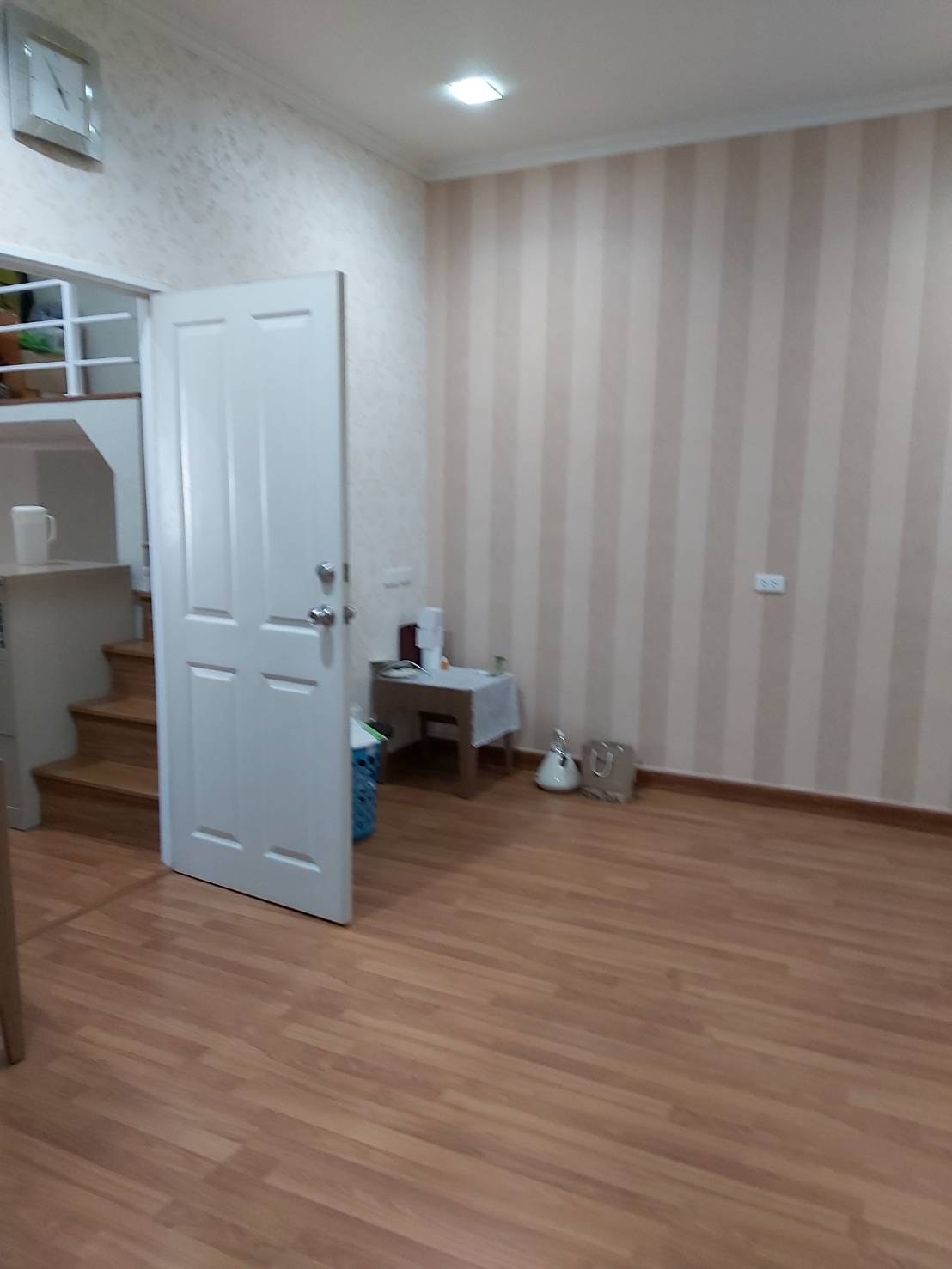 ขายทาวน์เฮ้าส์ 2 ชั้น หมู่บ้าน โกลเด้น ทาวน์ วัชรพล-สุขาภิบาล 5 Gloden Town Watcharapol-Sukhapiban 5 มี 4 ห้องนอน