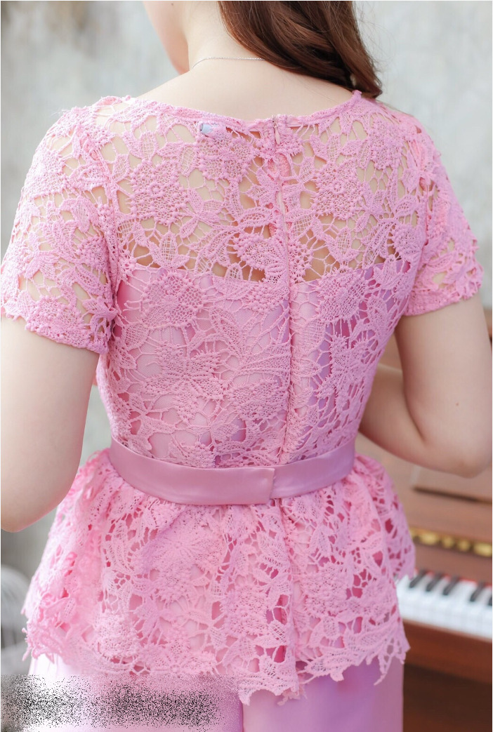 ชุดออกงาน ชุดไปงานแต่งงานสีชมพู เซตเสื้อลูกไม้แขนสั้นเอวระบาย + กระโปรงทรงเอผ้าไหมซาติน ลุคสวยหรู