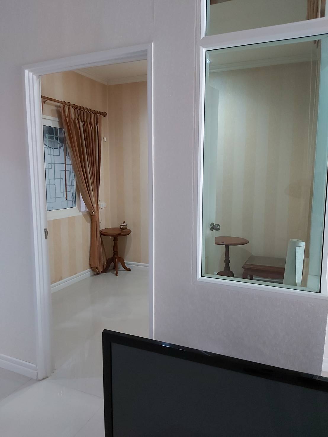 ขายทาวน์เฮ้าส์ 2 ชั้น หมู่บ้าน โกลเด้น ทาวน์ วัชรพล-สุขาภิบาล 5 Gloden Town Watcharapol-Sukhapiban 5 มี 4 ห้องนอน