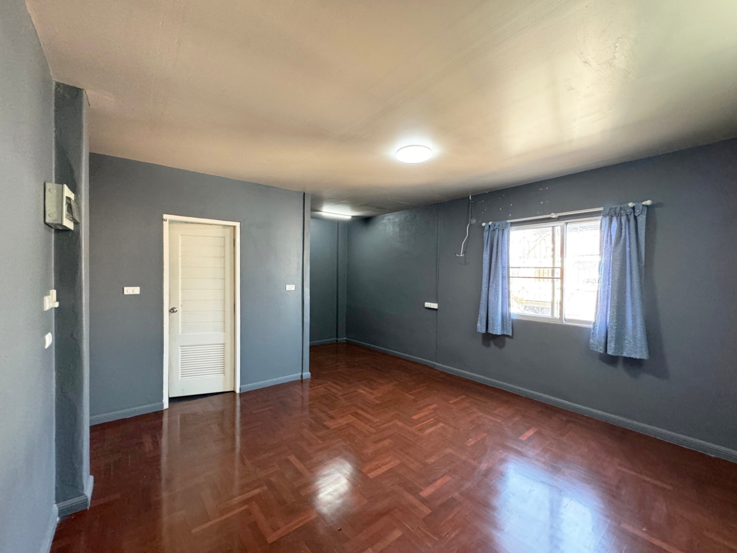 ขาย / ให้เช่าทาวน์เฮ้าส์ 4 ชั้น เนื้อที่ 31.5 ตร.วา พื้นที่ใช้สอยกว่า 300 ตร.เมตร หมู่บ้านวราธรวิลล์ พัฒนาการ 44 พร้อมอยู่