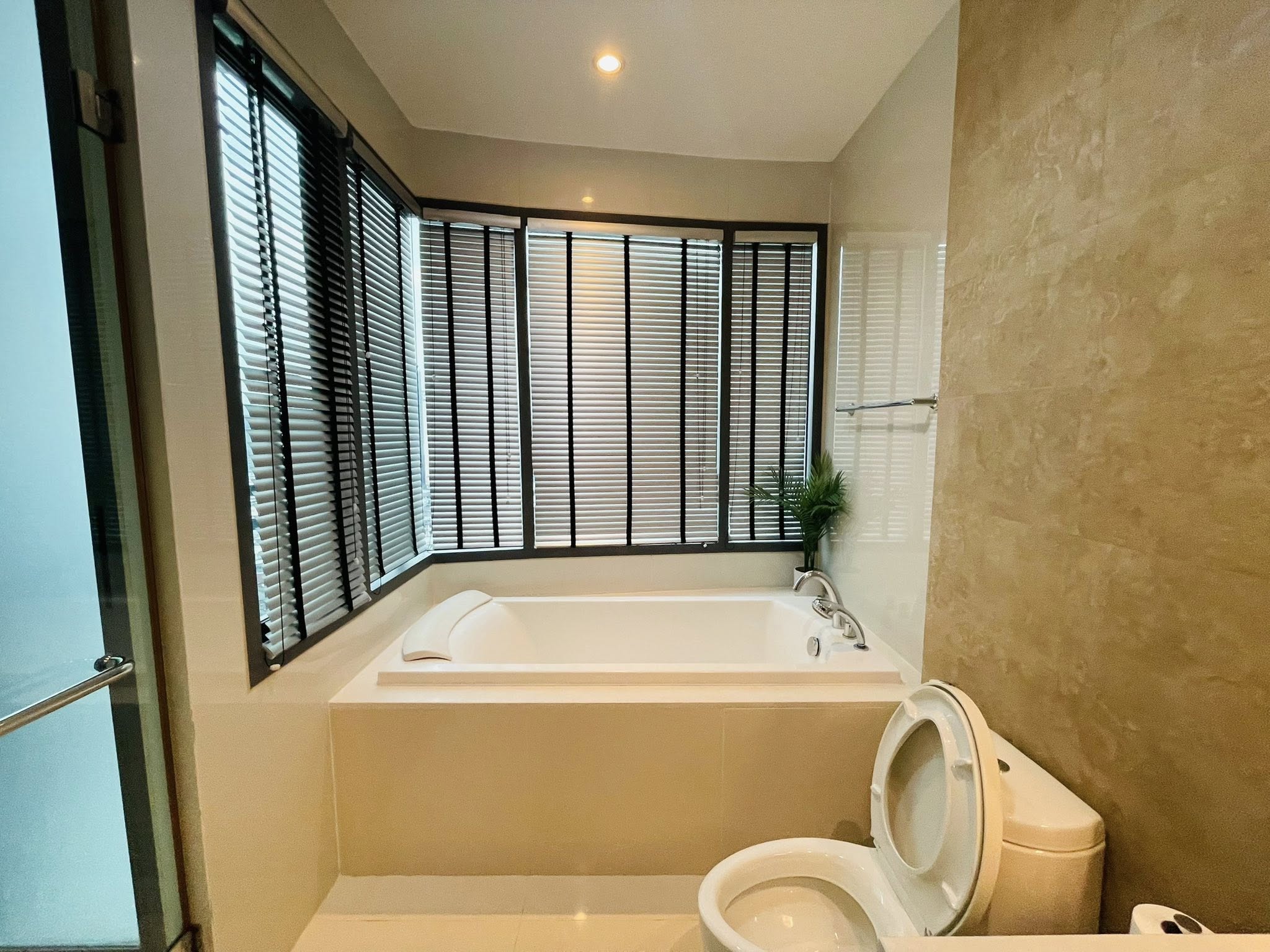 ให้เช่าคอนโด ไบรท์ สุขุมวิท 24 / For Rent Bright Sukhumvit 24 (English below)