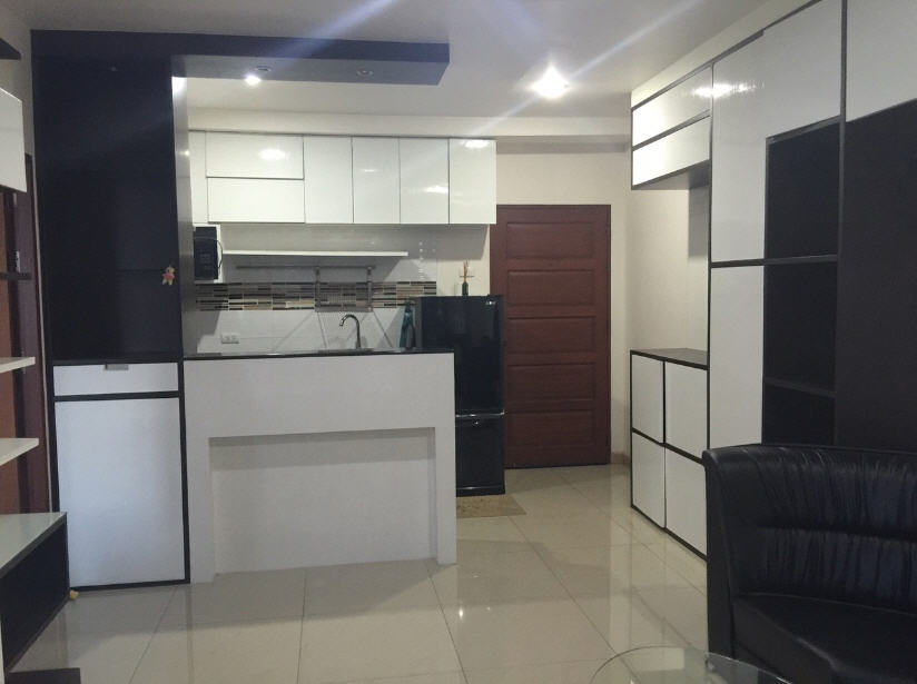 ให้เช่าคอนโดกลางกรุงรีสอร์ท รัชดา ซอย 7 ห้องหัวมุม ขนาด 1 นอน 1 น้ำ มีระเบียง พื้นที่ 52 ตรม.