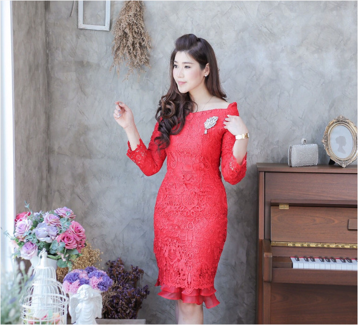 ชุดออกงาน/ชุดไปงานแต่งงานสีแดง คอปาด แขนยาว ทรงเข้ารูป ลุคเรียบๆ สวยหรู สง่า