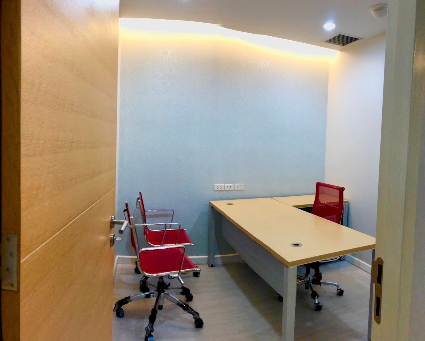 ให้เช่าสำนักงาน พร้อมเข้าอยู่ / ตกแต่งแล้ว 16 ตึกเซ็นทรัล ซิตี้ ทาวเวอร์ (complex เดียวกันกับ ห้างเซ็นทรัลบางนา) - ขนาด 186.73 ตร.ม. ชั้น