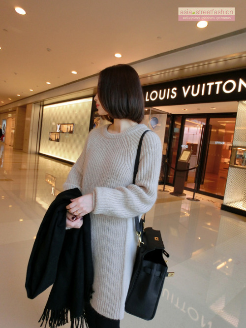 Sweater เสื้อไหมพรมถักตัวยาว สีเทาอ่อน ใส่ตัวเดี๋ยวได้เลยเก๋ๆ ยืดได้เยอะ เทา